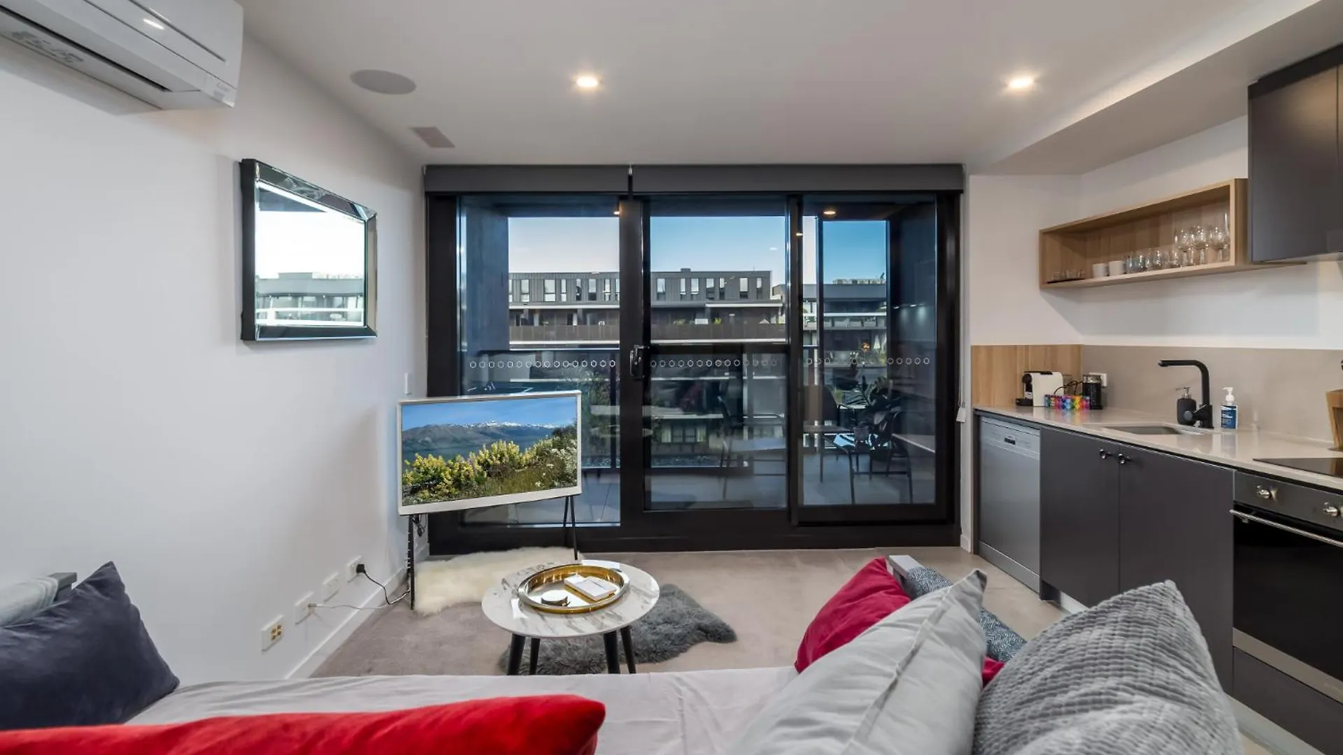 Modern 1-Bed Apartment With Pool And Sauna Canberra Australia