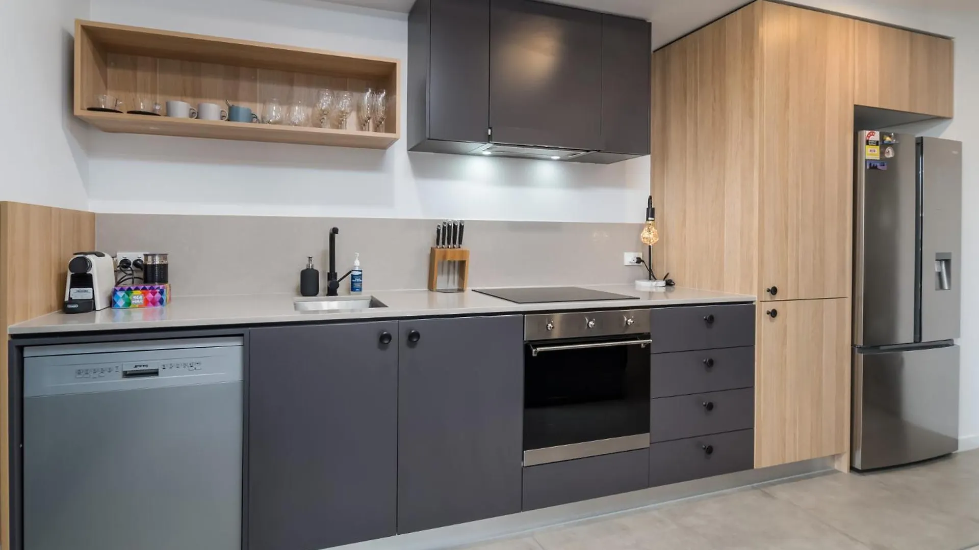 Modern 1-Bed Apartment With Pool And Sauna Canberra 0*,